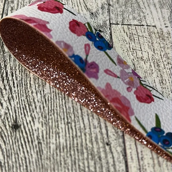 Handmade Floral Keychain with Gold Accent - Picture 2 of 2